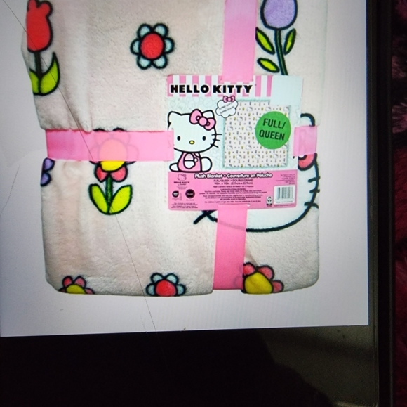 NWT Adorable Spring Hello Kitty Queen comfy blanket🪻🌷🌺 - Picture 5 of 7